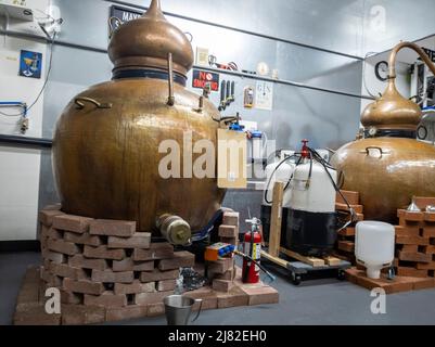 Woodinville, WA USA - ca. August 2021: Blick ins Innere der Pacific Distillery, wo der Gin in großen Kupfertöpfen destilliert wird. Stockfoto