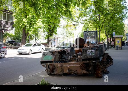 Kiew, Ukraine. 10.. Mai 2022. Ein beschädigtes bewaffnetes Fahrzeug ist auf der Straße in Kiew im Rahmen einer Open-Air-Ausstellung zu sehen, in der an die verstorbenen ukrainischen Soldaten während der bewaffneten Konflikte 2014-2016 erinnert wird. (Foto von Hesther Ng/SOPA Images/Sipa USA) Quelle: SIPA USA/Alamy Live News Stockfoto