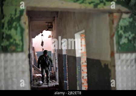 Biskvitne, Ukraine. 08.. Mai 2022. Ein ukrainischer Soldat, der in einem Haus nach Spuren der Russen im Dorf Biskvitne sucht. Ukrainische Soldaten befreiten das kleine Dorf Biskvitne außerhalb von Charkiw, wo russische Truppen sich kürzlich nach intensiven Kämpfen mit ukrainischen Truppen zurückzogen. Russland marschierte am 24. Februar 2022 in die Ukraine ein und löste damit den größten militärischen Angriff in Europa seit dem Zweiten Weltkrieg aus (Foto: Salvatore Cavalli/SOPA Images/Sipa USA) Quelle: SIPA USA/Alamy Live News Stockfoto