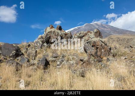 Gefrorene vulkanische Lava im Hintergrund der Eiskappe auf dem Gipfel des schneebedeckten und ruhenden Vulkans Mount Ararat (Agri Dagi), östlich Stockfoto