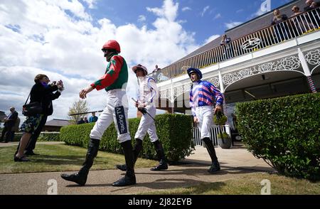 Jockeys gehen am zweiten Tag des Dante Festival 2022 auf der Pferderennbahn in York vor dem Paddy Power ÔMaking Flat Less FlatÕ Handicap aus. Bilddatum: Donnerstag, 12. Mai 2021. Stockfoto