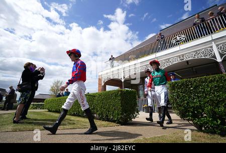 Jockeys gehen am zweiten Tag des Dante Festival 2022 auf der Pferderennbahn in York vor dem Paddy Power ÔMaking Flat Less FlatÕ Handicap aus. Bilddatum: Donnerstag, 12. Mai 2021. Stockfoto