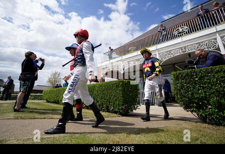 Jockeys gehen am zweiten Tag des Dante Festival 2022 auf der Pferderennbahn in York vor dem Paddy Power ÔMaking Flat Less FlatÕ Handicap aus. Bilddatum: Donnerstag, 12. Mai 2021. Stockfoto