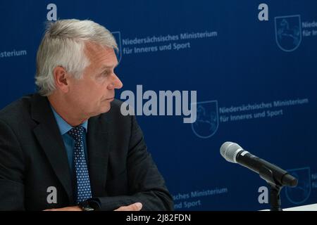 Hannover, Deutschland. 12.. Mai 2022. Niedersachsens Polizeichef Axel Brockmann sitzt im Innenministerium in Hannover während einer Pressekonferenz zu politisch motivierten Verbrechen. Im vergangenen Jahr gab es insgesamt 5010 Akten, etwa 1400 mehr als ein Jahr zuvor. Kredit: Mia Bucher/dpa/Alamy Live Nachrichten Stockfoto