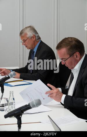 Hannover, Deutschland. 12.. Mai 2022. Niedersachsens Polizeichef Axel Brockmann (l.) und Niedersachsens Innenminister Boris Pistorius (SPD) sitzen im Innenministerium in Hannover bei einer Pressekonferenz zu politisch motivierten Verbrechen. Im vergangenen Jahr gab es insgesamt 5010 Akten, etwa 1400 mehr als ein Jahr zuvor. Kredit: Mia Bucher/dpa/Alamy Live Nachrichten Stockfoto