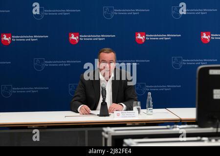 Hannover, Deutschland. 12.. Mai 2022. Der niedersächsische Innenminister Boris Pistorius (SPD) spricht auf einer Pressekonferenz im Innenministerium in Hannover über politisch motivierte Verbrechen. Im vergangenen Jahr gab es insgesamt 5010 Akten, etwa 1400 mehr als ein Jahr zuvor. Kredit: Mia Bucher/dpa/Alamy Live Nachrichten Stockfoto