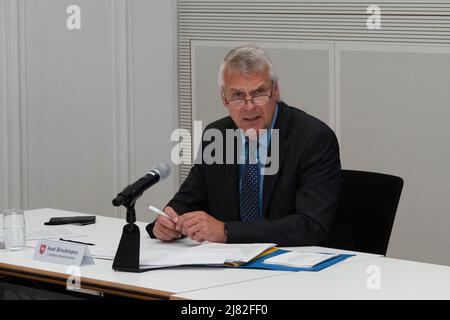 Hannover, Deutschland. 12.. Mai 2022. Niedersachsens Polizeichef Axel Brockmann spricht auf einer Pressekonferenz im Innenministerium in Hannover über politisch motivierte Verbrechen. Im vergangenen Jahr gab es insgesamt 5010 Akten, etwa 1400 mehr als ein Jahr zuvor. Kredit: Mia Bucher/dpa/Alamy Live Nachrichten Stockfoto
