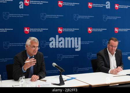 Hannover, Deutschland. 12.. Mai 2022. Niedersachsens Polizeichef Axel Brockmann (l.) und Niedersachsens Innenminister Boris Pistorius (SPD) sprechen auf einer Pressekonferenz im Innenministerium in Hannover über politisch motivierte Verbrechen. Im vergangenen Jahr wurden insgesamt 5010 Verbrechen begangen, etwa 1400 mehr als ein Jahr zuvor. Kredit: Mia Bucher/dpa/Alamy Live Nachrichten Stockfoto