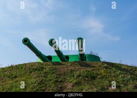 Woroshilov Batterie - Schiffsturm Kanonen auf der russischen Insel. Hochwertige Fotos Stockfoto