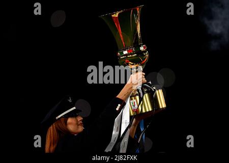 Rom, Italien. 11 Mai 2022. Die Trophäe „Coppa Italia“ wird vor dem Fußballfinale von Coppa Italia zwischen dem FC Juventus und dem FC Internazionale ausgestellt. Kredit: Nicolò Campo/Alamy Live Nachrichten Stockfoto