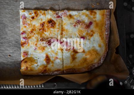 Tarte Flambe. Elsässische Pizza. Nationale regionale Küche. Frankreich Stockfoto