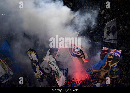 Rom, Italien. 11 Mai 2022. Fans des FC Internazionale zeigen ihre Unterstützung beim Fußballfinale von Coppa Italia zwischen dem FC Juventus und dem FC Internazionale. Kredit: Nicolò Campo/Alamy Live Nachrichten Stockfoto