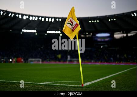 Rom, Italien. 11 Mai 2022. Die Eckflagge mit dem Coppa Italia-Logo ist vor dem Fußballfinale von Coppa Italia zwischen Juventus FC und FC Internazionale zu sehen. Kredit: Nicolò Campo/Alamy Live Nachrichten Stockfoto