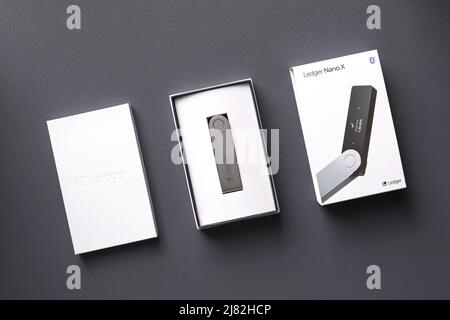 Russland, Krasnodar - 15. April 2022: Kryptowährung Hardware-Wallet Ledger Nano X in Verpackung auf dunklem Hintergrund. Kryptowährung Handel und Bergbau in Stockfoto