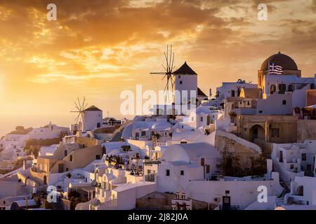 Nahaufnahme der wunderschönen Windmühlen von Oia, Insel Santorini Stockfoto