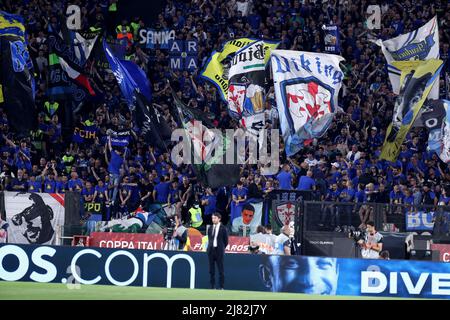 Die Fans des FC Internazionale werden beim Finale der Coppa Italia zwischen dem FC Juventus und dem FC Internazionale am 11. Mai 2022 im Stadio Olimpico in Rom, Italien, zu sehen sein. Stockfoto