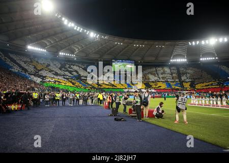 Die Fans des FC Internazionale werden beim Finale der Coppa Italia zwischen dem FC Juventus und dem FC Internazionale am 11. Mai 2022 im Stadio Olimpico in Rom, Italien, zu sehen sein. Stockfoto