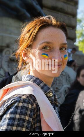 PORTO, PORTUGAL - 17.04.2022: Porträt einer Aktivistin mit gezeichneten ukrainischen Nationalflaggen im Gesicht Stockfoto