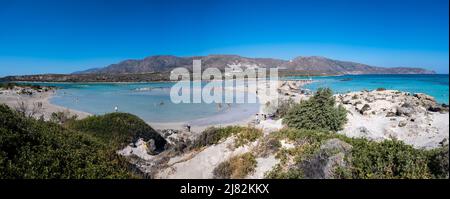 Panoramabild des herrlichen Strandes von Elafonisi (Elaphonisi) auf Kreta, Griechenland. Erstaunlicher tropischer Sandstrand Elafonisi in Kreta Griechenland in der Sommersaison Stockfoto