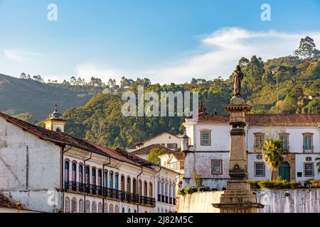 Historische Gebäude und Denkmäler auf dem zentralen Platz der Stadt Ouro Preto im Bundesstaat Minas Gerais, Brasilien Stockfoto