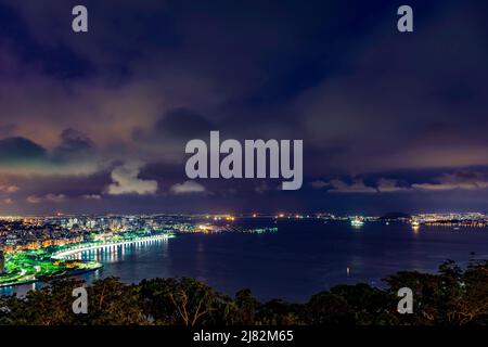 Nachtansicht der Innenstadt von Rio de Janeiro, Guanabara Bucht, Santos Dumont Flughafen, Flamengo Strand und die Straßen und Gebäude der Stadt Illuminateds Stockfoto