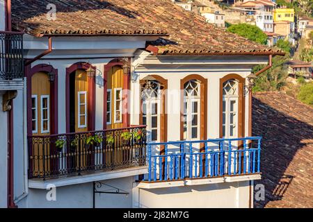 Alte historische Kolonialhäuser in der Stadt Ouro Preto mit seinen typischen Fassaden historischer Städte im Inneren des Staates Minas Gerais, Brazi Stockfoto