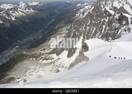 Ascension de l'Aiguille du Midi en groupe Stockfoto