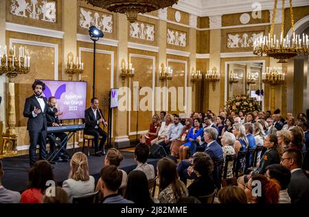 DEN HAAG - Niederlande, 2022-05-12 14:29:21 DEN HAAG - König Willem-Alexander während der Präsentation des Appeltjes van Oranje, der jährlichen Preise des Oranje Fonds. Normalerweise tut Queen M‡xima das, aber der König übernimmt einmal den Staffelstab, weil die Preise zum zwanzigsten Mal übergeben werden. REMKO DE WAAL niederlande aus - belgien aus Stockfoto