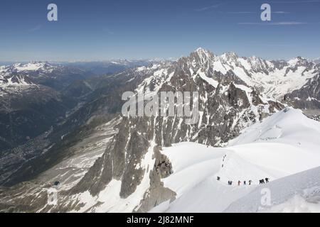 Ascension de l'Aiguille du Midi en groupe Stockfoto