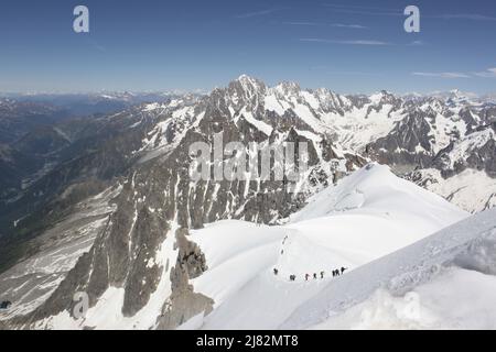 Ascension de l'Aiguille du Midi en groupe Stockfoto