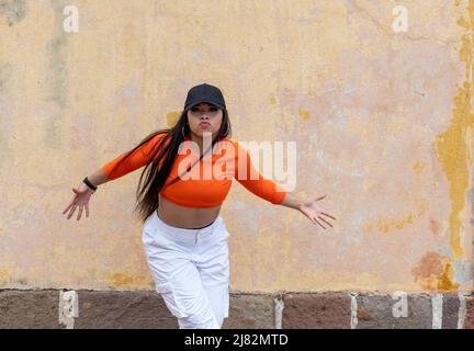 Funky junge lateinische Frau Hip-Hop tanzen auf der Straße, Panama - Stock Foto Stockfoto