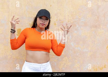 Funky junge lateinische Frau Hip-Hop tanzen auf der Straße, Panama - Stock Foto Stockfoto