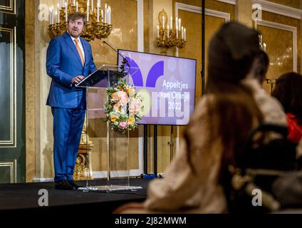 DEN HAAG - Niederlande, 2022-05-12 13:38:53 DEN HAAG - König Willem-Alexander während der Präsentation des Appeltjes van Oranje, der jährlichen Preise des Oranje Fonds. Normalerweise tut Queen M‡xima das, aber der König übernimmt einmal den Staffelstab, weil die Preise zum zwanzigsten Mal übergeben werden. REMKO DE WAAL niederlande aus - belgien aus Stockfoto