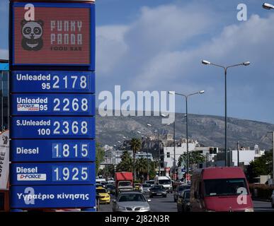 Athen, Griechenland, 10. Mai 2022. Die Benzinpreise beginnen bei 2,17 Euro pro Liter, wie an der Preistafel einer Tankstelle im Zentrum der griechischen Hauptstadt zu sehen ist. Die jährliche Verbraucherinflation Griechenlands stieg im April auf 10,2 %, die höchste seit 28 Jahren, als Folge der steigenden Kosten für Energie, Wohnen, Transport und Lebensmittel. Quelle: Dimitris Aspiotis / Alamy Stockfoto