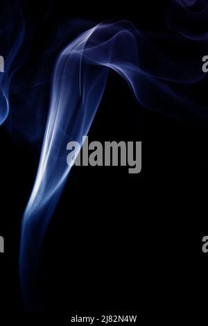Abstrakt farbener Rauch wirbelt auf schwarzem Hintergrund Stockfoto