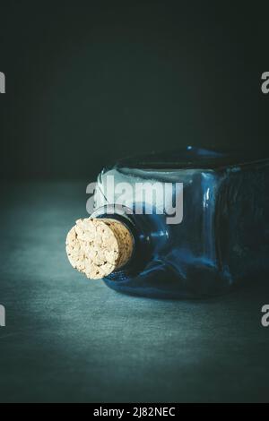 Kleine blaue Glasflasche aus nächster Nähe Stockfoto
