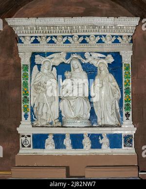 La Madonna incoronata dagli angeli con S. Michele Arcangelo e S. Caterina d’ Alessandria - Terracotta invetriata - Andrea e Luca della Robbia - X Stockfoto