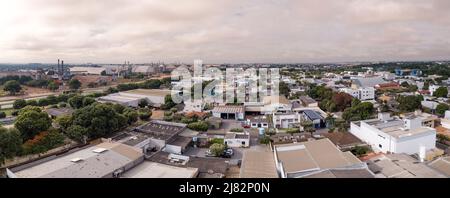 Drohnenansicht der Skyline von Sorriso, Gebäude, Häuser und BR 163 Straße am bewölkten Sommertag, Amazon, Mato Grosso, Brasilien. Konzept des Stadtbildes Stockfoto