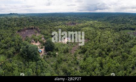 Schöne Drohne Luftaufnahme der Amazonas-Regenwald Bäume, Entwaldungsgebiete und kleine Holzhäuser, para, Brasilien. Konzept von Umwelt, Ökologie. Stockfoto