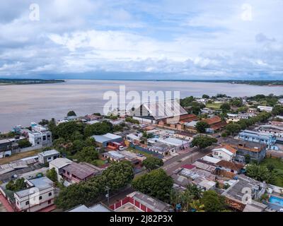 Wunderschöne Drohnenansicht des Amazonas-Flusses und der Skyline der Stadt Itacoatiara im Amazonas-Regenwald, Brasilien. Umwelt, Ökologie, Stadtbild Konzept. Stockfoto