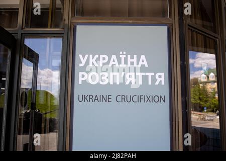 Kiew, Ukraine. 10.. Mai 2022. Ein Plakat der Ausstellung vor der Tür des Nationalmuseums für die Geschichte der Ukraine. Die Ausstellung „Ukraine: Kreuzigung“ wird im Nationalmuseum für Geschichte der Ukraine eröffnet, das der russischen Invasion in die Ukraine, insbesondere in Kiew, gewidmet ist. Die Ausstellung zeigte eine Sammlung von Zeugnissen des Krieges aus den besetzten Dörfern rund um Kiew. Russland marschierte am 24. Februar 2022 in die Ukraine ein und löste damit den größten militärischen Angriff in Europa seit dem Zweiten Weltkrieg aus Kredit: SOPA Images Limited/Alamy Live Nachrichten Stockfoto