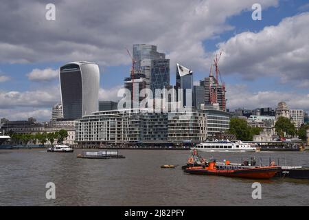 London, Großbritannien. 12. Mai 2022. City of London, das Finanzviertel der Hauptstadt, an einem warmen Tag. Kredit: Vuk Valcic/Alamy Live Nachrichten Stockfoto