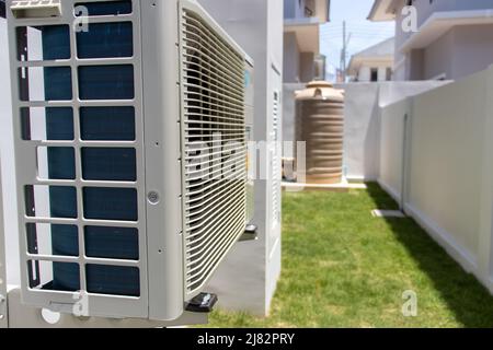 Klimaanlage Kompressor Außenanlage an einer Fassade des Hauses installiert Stockfoto