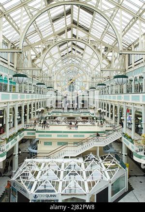 Dublin, Irland - 04.10.2022: Große Uhr des St. Stephen's Green Shopping Centre, Dublin, Irland. Innen Stockfoto