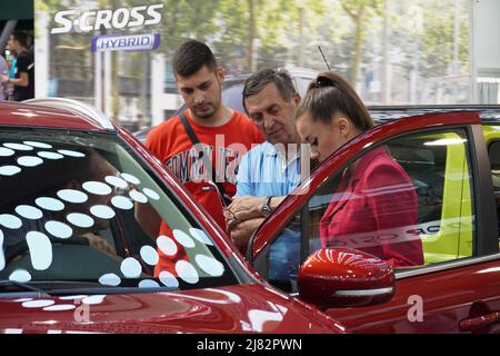 Belgrad, Serbien. 12.. Mai 2022. Besucher der Auto- und Motorradmesse 7. in Belgrad, Serbien, 12. Mai 2022. Nach einer Pause, die durch die COVID-19-Pandemie ausgelöst wurde, wurde am Donnerstag in Belgrad eine zweijährige Auto- und Motorradmesse eröffnet, die einen Einblick in neue Modelle elektrischer und ökologisch fortschrittlicher Fahrzeuge gewährt. Quelle: Nemanja Cabric/Xinhua/Alamy Live News Stockfoto