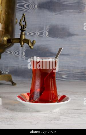 Ein Glas türkischer Tee und ein Samowar auf dem Tisch Stockfoto