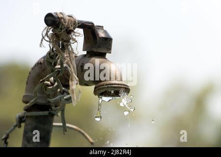 Aus einem Wasserhahn im Freien tropft Wasser Stockfoto