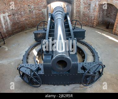 Eine große Kanone (Armstrong Kanone) in einem versteckten Gebäude für die Küstenverteidigung, Thailand Stockfoto