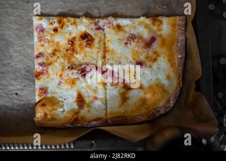Tarte Flambe. Elsässische Pizza. Nationale regionale Küche. Frankreich Stockfoto