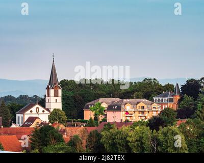 Landschaft des Elsass. Die Vogesen, grüne Wiesen, schöne Kirchen in kleinen Bergdörfern. Stockfoto